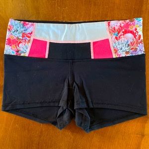 LuluLemon mid rise short shorts